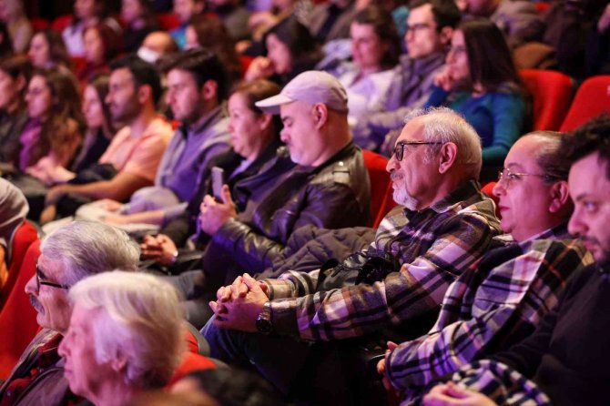 Beklenen Tiyatro Oyunu Uşak’ta Seyirciyle Buluştu