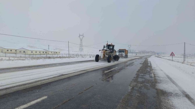 Habere Gitmek İstedi, Evde Mahsur Kaldı