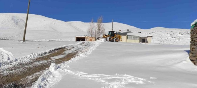 Gürpınar Belediyesi Karla Mücadele Çalışmalarını Sürdürüyor