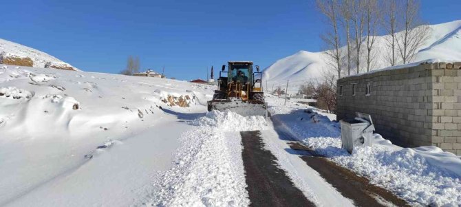 Gürpınar Belediyesi Karla Mücadele Çalışmalarını Sürdürüyor