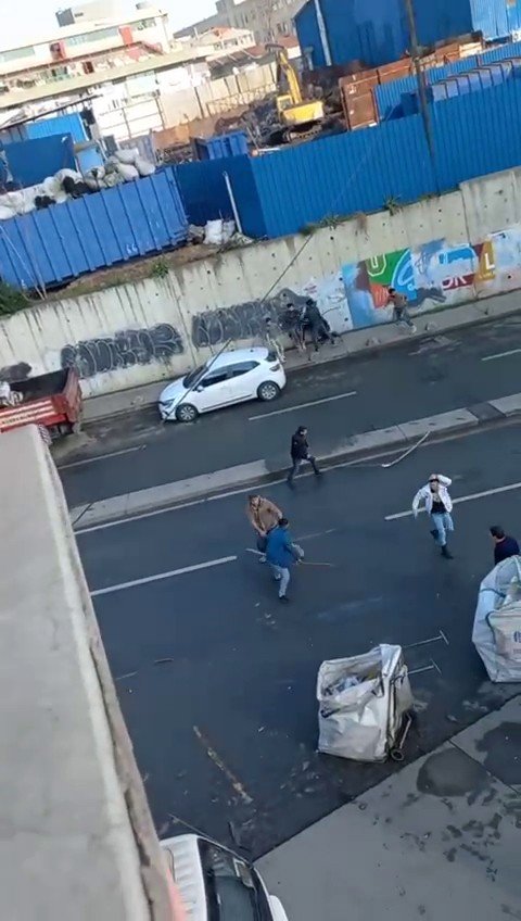 Zeytinburnu’nda Kağıt Toplayıcıları Arasında "Karton" Kavgası Kamerada
