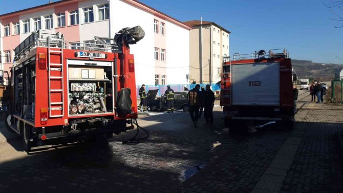 Park Halindeki Araç Alevlere Teslim Oldu