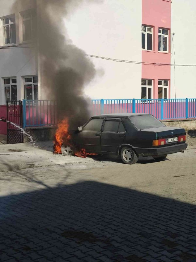 Park Halindeki Araç Alevlere Teslim Oldu