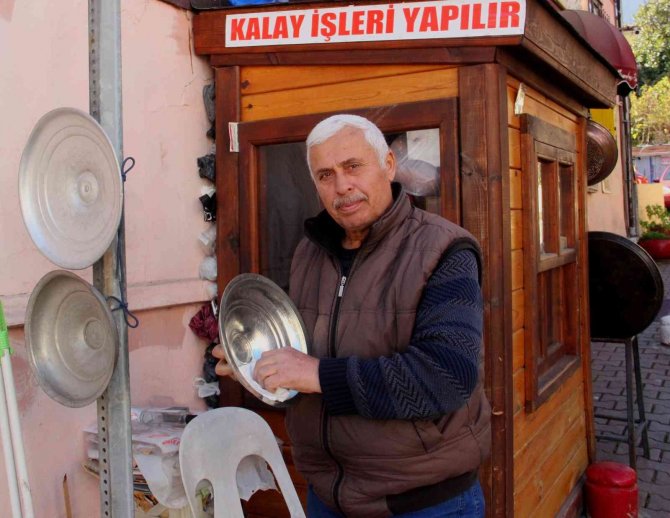 1,5 Metrelik Dükkanda 41 Yıldır Kalay Yapıyor