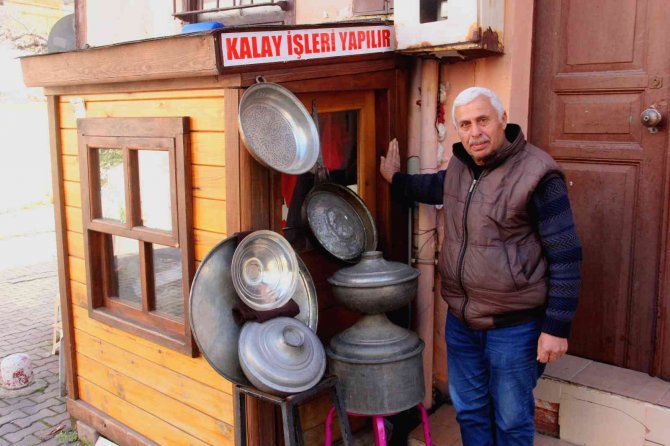 1,5 Metrelik Dükkanda 41 Yıldır Kalay Yapıyor