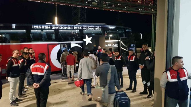 Kimisi Dorseden Kaçmaya Çalıştı, Kimisi Botların Altında Çıktı, Hepsi Sınır Dışı Edildi