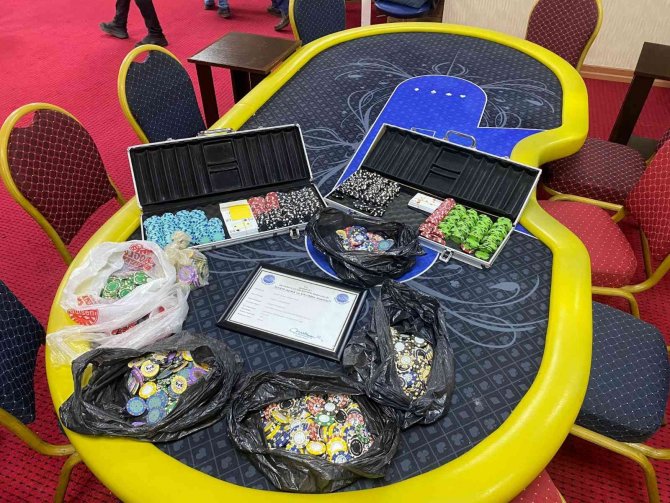 Adana’da 12 Kahvehaneye 178 Bin 420 Lira Kumar Cezası
