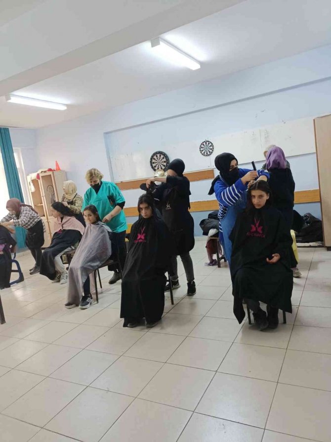 Kursiyerler Köy Sakinleri Ve Öğrencilere Cilt Bakımı Yaptı
