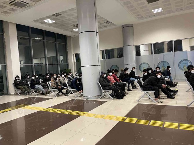 Ağrı’da 138 Afgan Göçmen, Ülkelerine Gönderildi