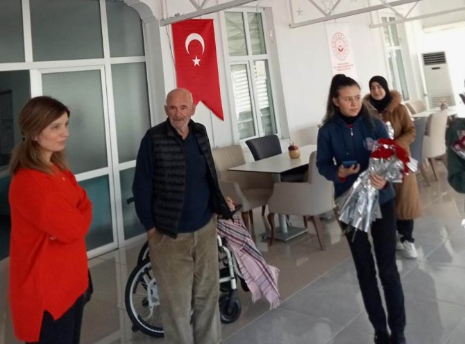Altınovalı Öğrenciler Huzurevi Sakinlerini Unutmadı