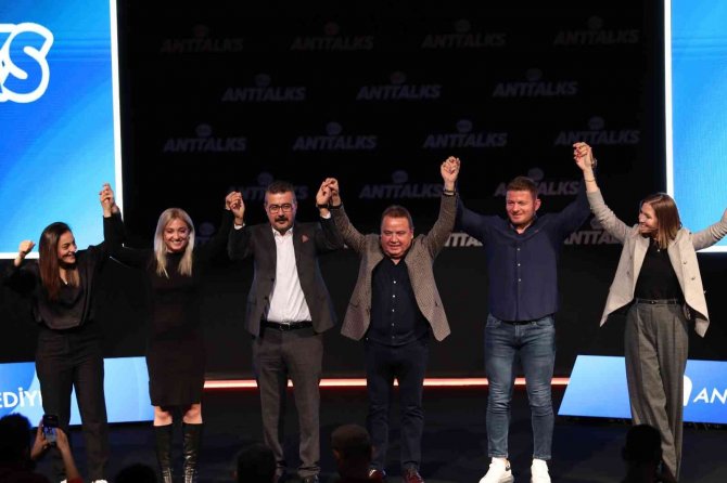 Başkan Böcek’ten Gençlere “ “Hayallerinizden Vazgeçmeyin”