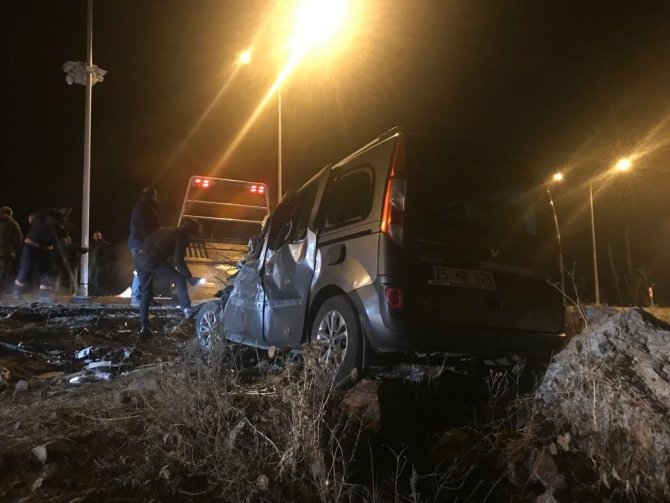 Ardahan’da Otomobilin Kamyonete Çarpma Anı Kamerada