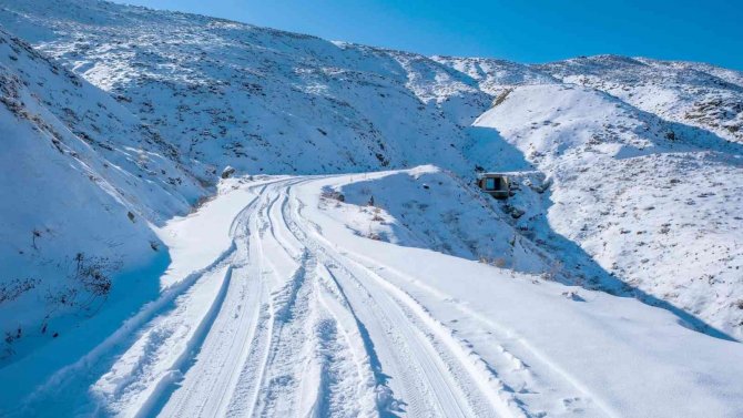 Batman’da Kar Yağışı Nedeniyle Kapanan Köy Yolları Ulaşıma Açıldı