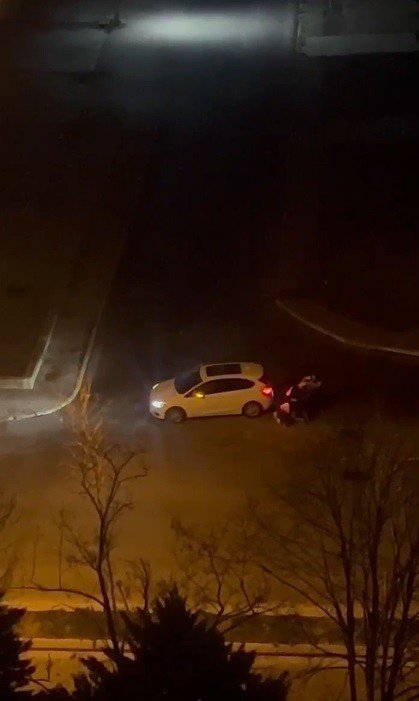 Beylikdüzü’nde İki Arkadaşın Tekme Tokat Kavgası Kamerada