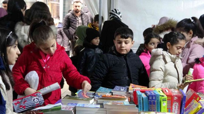 Kitap Fuarı Çocuklar İle Cıvıl Cıvıl Oldu