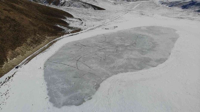 Kalp Gölü Buz Pistine Döndü