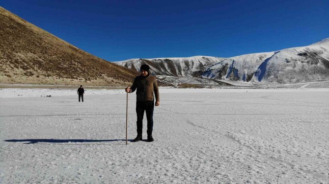 Kalp Gölü Buz Pistine Döndü