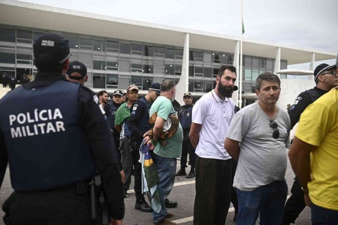 Brezilya’da Bolsonaro Destekçisi Bin 500 Kişi Gözaltına Alındı