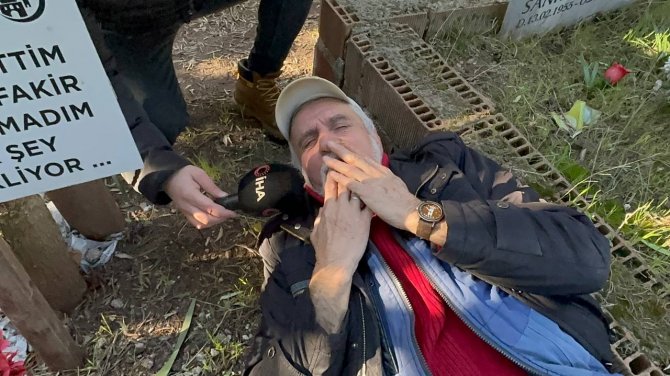 Hayattayken Mezarını Yaptı, Her Gün Gidip Üzerinde Yatıyor