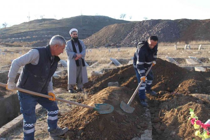 Ailesi Cenazeyi Kabul Etmedi, Zihinsel Engelli Kız Kimsesizler Mezarlığına Defnedildi