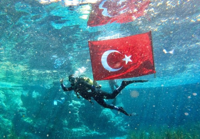 Çiftelerde Suyun Altında Açılan Türk Bayrağı Hayran Bıraktı