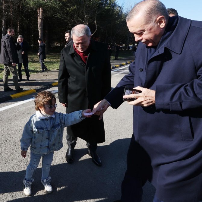 Cumhurbaşkanı Erdoğan Elini Öpen Minik Zayn’a Elini Öperek Karşılık Verdi