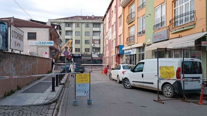 Depremde Ağır Hasarlı Binalar Tek Tek Yıkılıyor