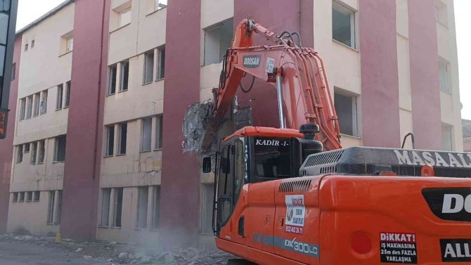 Depremde Ağır Hasarlı Binalar Tek Tek Yıkılıyor