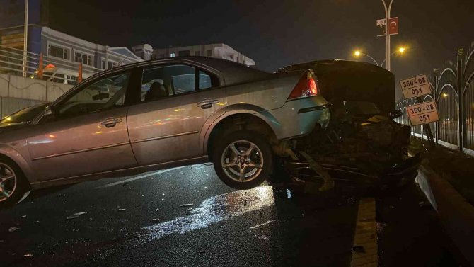 Araçlar 500 Metre Mesafede Kazaya Karıştı, Trafik Kilitlendi