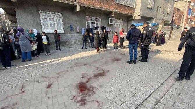 Bir Hafta Önce Kızını Kaybeden Baba, Evinin Önünde Bıçaklandı