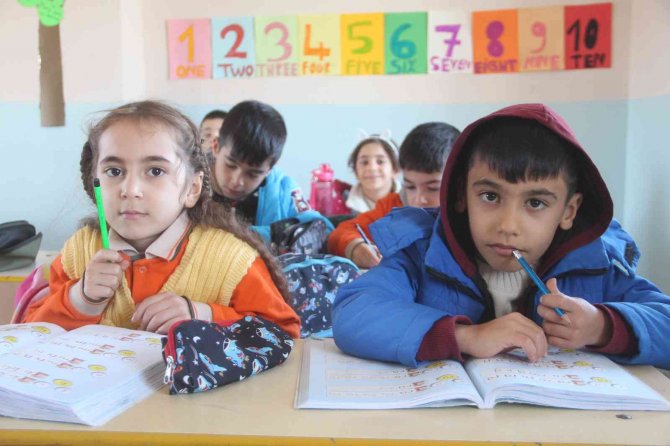 Aynı Çatı Altında Hem Öğrenciler Hem De Aileleri Eğitim Alıyor