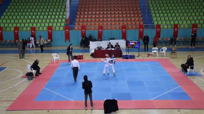 Taekwondo İl Şampiyonası Elazığ’da Başladı