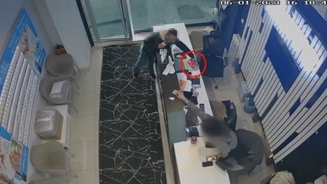 Peçete Kutusuyla Cep Telefonu Hırsızlığı Kamerada: Firari Hırsız Son İşinde Yakayı Ele Verdi