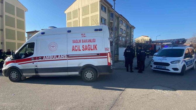 Erzincan’daki Ev Yangınında 1 Kişi Dumandan Etkilendi