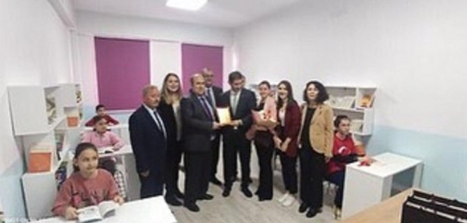 İ̇ş İnsanlarından Kütüphane Desteği