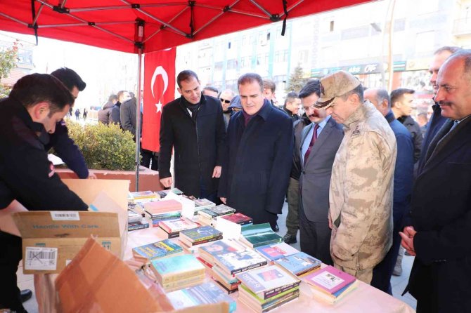 Vali Akbıyık’tan Ceza İnfaz Kurumuna Kitap Bağışı