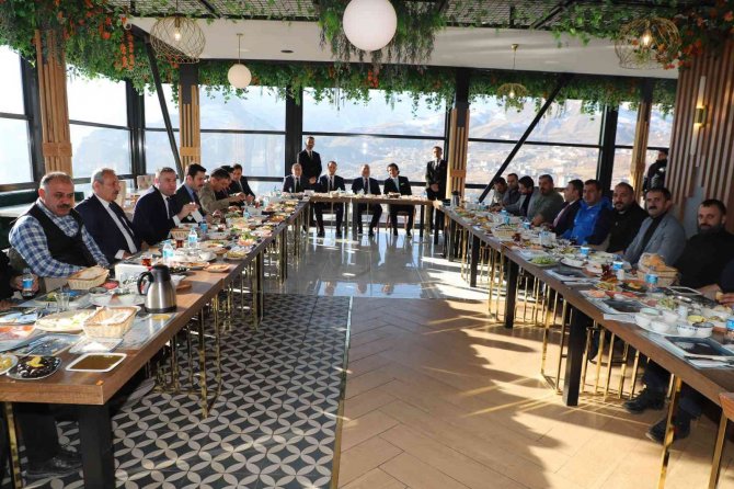 Vali Akbıyık Gazetecilerle Kahvaltıda Bir Araya Geldi