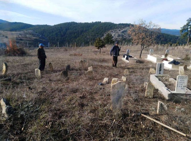 Hisarcık’ın Ulaşlar Köyünde Mezarlığı Hayırseverler Temizledi