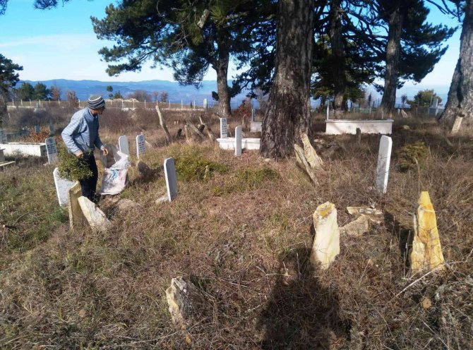 Hisarcık’ın Ulaşlar Köyünde Mezarlığı Hayırseverler Temizledi