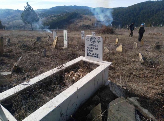 Hisarcık’ın Ulaşlar Köyünde Mezarlığı Hayırseverler Temizledi
