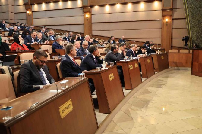 İ̇bb Meclisi’nde İ̇bb’ye “Kırmızı Kart”