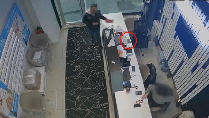 Peçete Kutusuyla Cep Telefonu Hırsızlığı Kamerada: Firari Hırsız Son İşinde Yakayı Ele Verdi