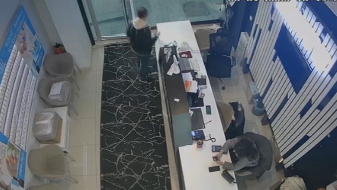Peçete Kutusuyla Cep Telefonu Hırsızlığı Kamerada: Firari Hırsız Son İşinde Yakayı Ele Verdi