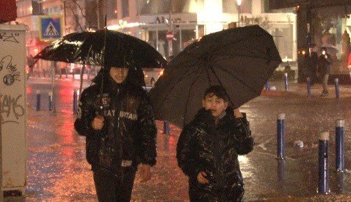 İ̇zmir’de Sağanak Yağış Etkili Oldu
