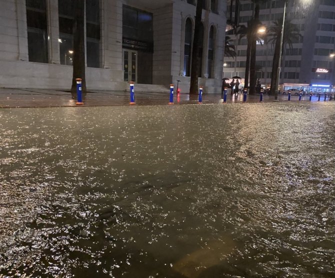 İ̇zmir’de Sağanak Yağış Etkili Oldu