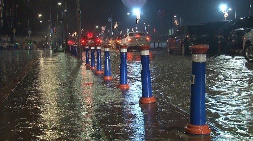 İ̇zmir’de Sağanak Yağış Etkili Oldu