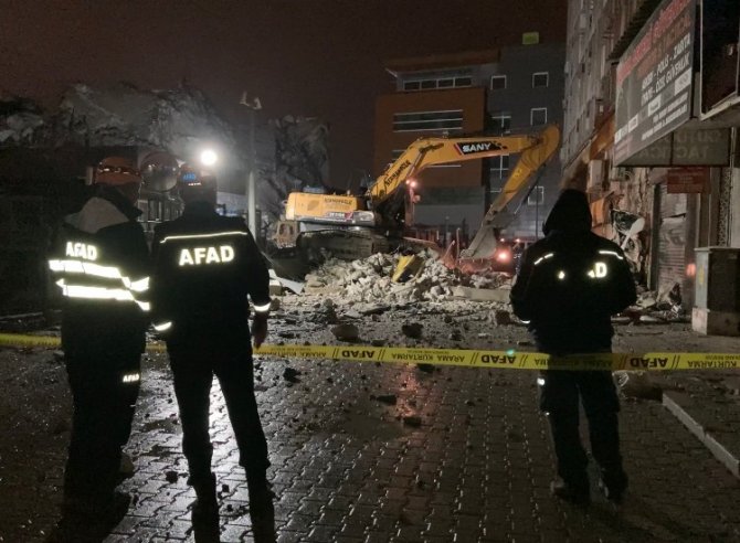 İ̇zmir’de Çöken Eski İ̇l Emniyet Müdürlüğü Binasının Enkazı Temizleniyor