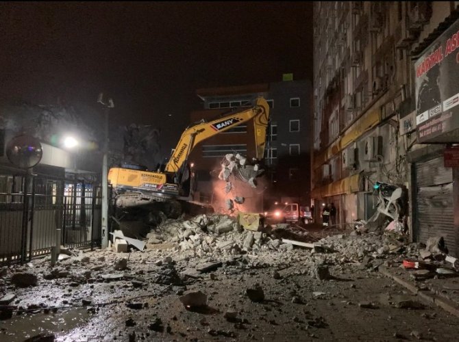 İ̇zmir’de Çöken Eski İ̇l Emniyet Müdürlüğü Binasının Enkazı Temizleniyor
