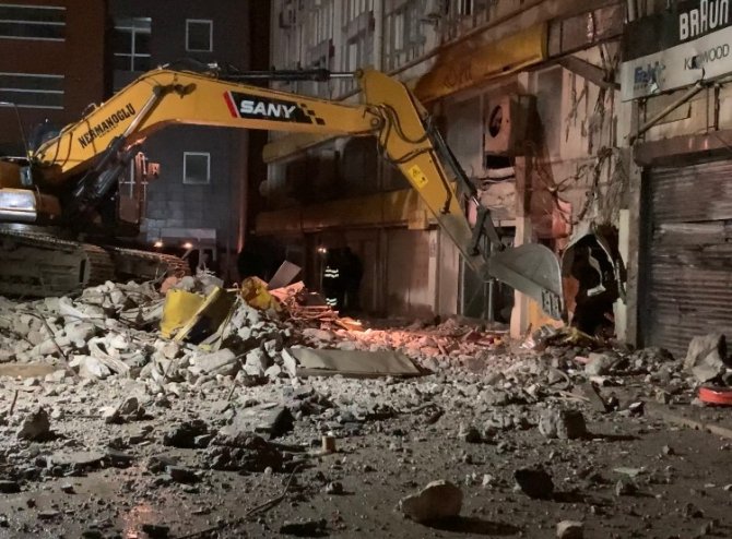 İ̇zmir’de Çöken Eski İ̇l Emniyet Müdürlüğü Binasının Enkazı Temizleniyor