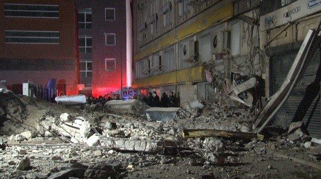 İ̇zmir’de Yıkım Aşamasındaki Eski İ̇l Emniyet Müdürlüğü Binası Çöktü